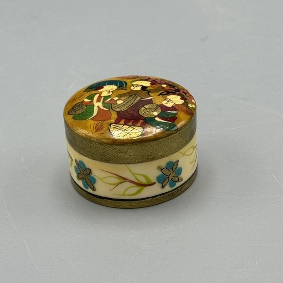 Vintage Hand Painted Round Lidded Trinket Box Three Villagers Snuff Pill Box - Picture 12 of 12